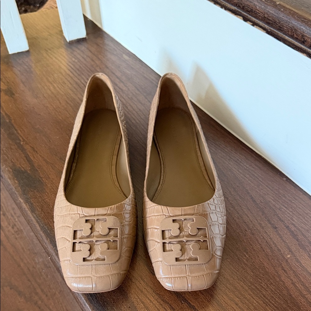 Brand new Tory Burch Tan Croc-Embossed Flats